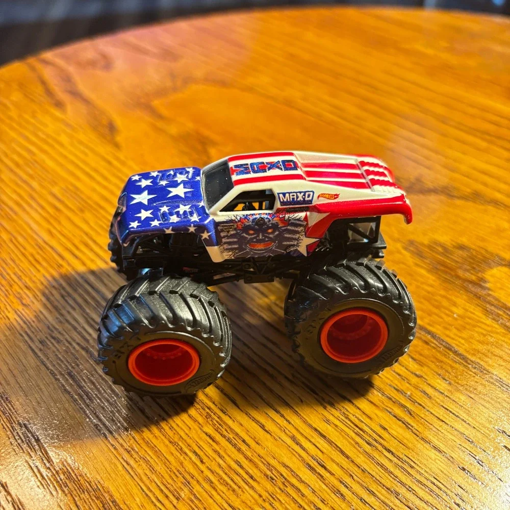 2018 Hot Wheels Monster Jam Stars and Stripes Collection Max D 1:64